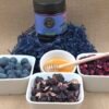 20251026_124723 Miel Crémeux Artisanal aux Myrtilles & Cassis Lyophilisés 300g - Recette Artisanale Unique aux Fruits Rouges, Riche en Antioxydants