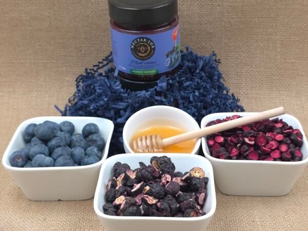 20251026_124723 Miel Crémeux Artisanal aux Myrtilles & Cassis Lyophilisés 300g - Recette Artisanale Unique aux Fruits Rouges, Riche en Antioxydants